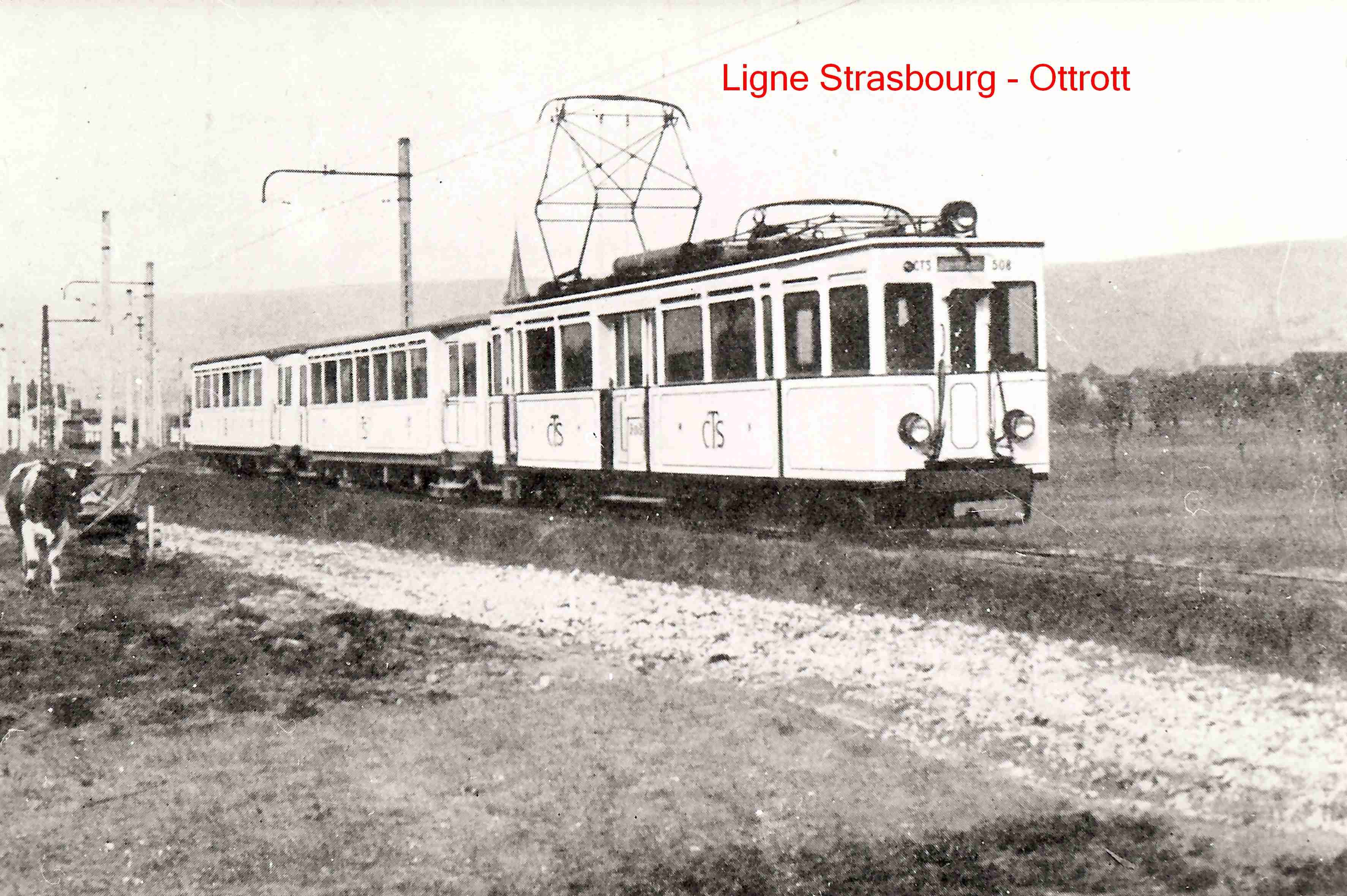 L'automotrice n° 508 et deux voitures.